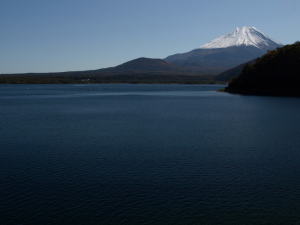 本栖湖の静寂と富士